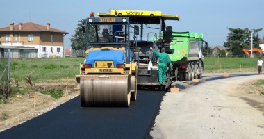 Stire din Politică-Administrație : Lucrări de asfaltare de peste 10 milioane de lei în Valu lui Traian