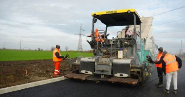Stire din Politică-Administrație : Primăria Cumpăna a început asfaltarea pe strada Prelungirea Tractorului