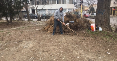 FOTO. Asistații social, scoși la curățenie pe faleze și pe plaje - 6