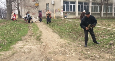 FOTO. Asistații social, scoși la curățenie pe faleze și pe plaje - 7