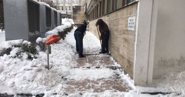 Galerie foto. Primăria Constanța a scos asistații social la dat zăpada din curtea Spitalului Județean - 2