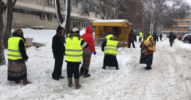 Galerie foto. Primăria Constanța a scos asistații social la dat zăpada din curtea Spitalului Județean - 3