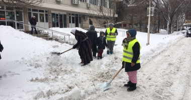 Galerie foto. Primăria Constanța a scos asistații social la dat zăpada din curtea Spitalului Județean - 5