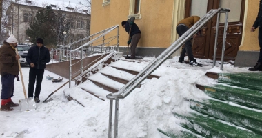 Galerie foto. Primăria Constanța a scos asistații social la dat zăpada din curtea Spitalului Județean - 6