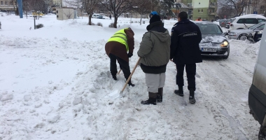 Galerie foto. Primăria Constanța a scos asistații social la dat zăpada din curtea Spitalului Județean - 7