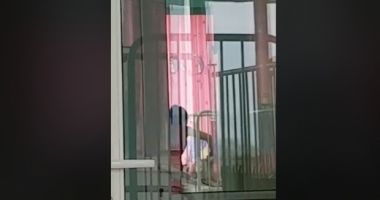 Asistenta filmată în timp ce brusca un bebeluș, dată afară și cercetată penal