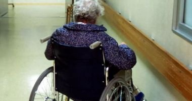 Stire din Social : Asistenţii maternali profesionişti îşi pot schimba statutul