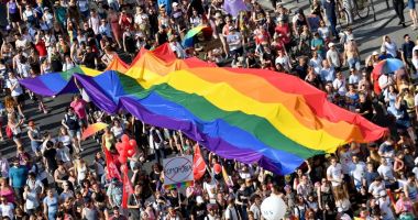 Stire din Social : O asociaţie care reprezintă minorităţile sexuale a depus plângere penală după apariţia unor mesaje care îndeamnă la distrugerea sediului Asociaţiei