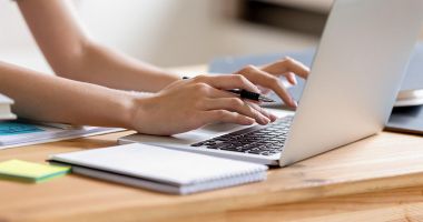 Stire din Cultură-Educație : Asociațiile de școlari acuză: "Elevii fără echipamente și internet, privați de dreptul la învățătură!"