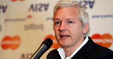Stire din Actualitate : Julian Assange condamnă embargoul impus Cubei de către Statele Unite