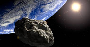 Stire din Actualitate : RAR SE ÎNTÂMPLĂ AȘA CEVA! Un asteroid mare cât un sfert din muntele Everest ratează Pământul "la mustață"