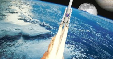 Patru astronauţi vor zbura în jurul Lunii