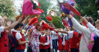 Stire din Cultură-Educație : A sunat clopoțelul! Comunicarea cu elevii și familiile lor, esențială