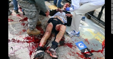 Stire din Actualitate : IMAGINI ȘOCANTE! Atacuri TERORISTE în Boston: Morți, răniți și oameni cu membre amputate!