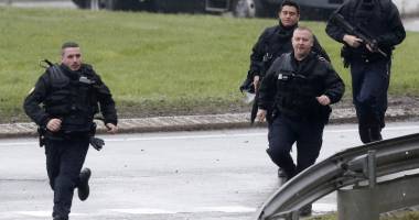 Stire din Actualitate : Franța / Un mort și mai mulți răniți în urma unui atac armat