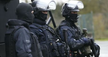 Mai multe persoane înjunghiate pe stradă, în apropiere de Paris