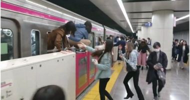 Atac cu un cuțit și acid, urmat de incendiere, într-un tren din Tokyo: Cel puțin 10 persoane rănite