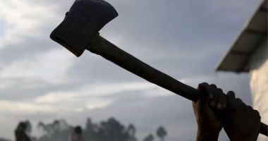 Stire din Eveniment : Atac violent în stradă. Un tânăr de 21 de ani a fost fugărit și lovit cu toporul de mai mulți indivizi