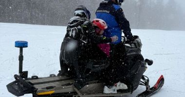 Stire din Eveniment : O femeie a făcut atac de panică, după ce s-a urcat cu fiica ei de opt ani pe pârtie. Jandarmii au intervenit