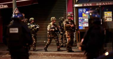 GALERIE FOTO / Schimburi de focuri la Paris. Presupusul organizator al atentatelor, ținta asaltului - 5