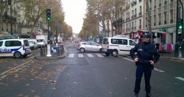 GALERIE FOTO / Schimburi de focuri la Paris. Presupusul organizator al atentatelor, ținta asaltului - 4