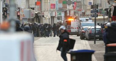 GALERIE FOTO / Schimburi de focuri la Paris. Presupusul organizator al atentatelor, ținta asaltului - 7