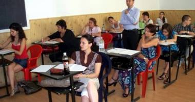 Stire din Cultură-Educație : "Ce îl poate învăța pe elev un profesor care copiază la examen?"