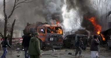 Stire din Actualitate : ATAC SINUCIGAȘ cu BOMBĂ la Kabul. Vizat, un convoi NATO: cel puțin 5 victime
