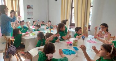 Preşcolarii de la Grădiniţa „Luminiţa” au învăţat cum să picteze ouăle