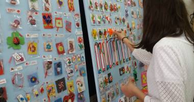 Stire din Cultură-Educație : Atelier de creație mărțișoare,  inițiat de elevi  pentru colegii  cu nevoi speciale