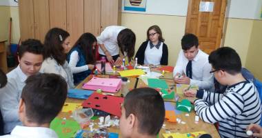Atelier de creație mărțișoare,  inițiat de elevi  pentru colegii  cu nevoi speciale - 2