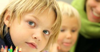 Stire din Cultură-Educație : Atelier de simţuri pentru cei mici în grădina Asociaţiei „Inimi Colorate”