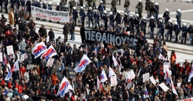 Zece mii  de atenieni  au manifestat împotriva măsurilor  de austeritate
