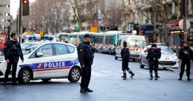 Stire din Actualitate : Atentat dejucat în Franța: Trei kilograme de exploziv, arme și un drapel al SI,  în posesia suspecților arestați