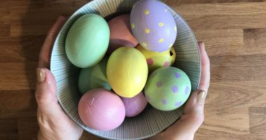 Foto - ANPC: „Atenţie cu ce vopsea coloraţi ouăle de Paşte!” Truc: O legumă accesibilă tuturor poate acoperi ușor coaja poroasă