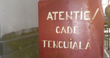 Stire din Eveniment : PERICOL pe Bulevardul Lăpușneanu / O bucată de tencuială risca să cadă peste trecători