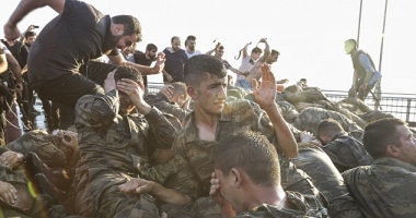 ATENȚIE, IMAGINI ȘOCANTE. Cum sunt "pedepsiți" militarii turci care au participat la tentative de lovitură de stat - 4