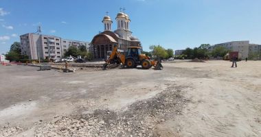 Stire din Social : Atenție, șoferi! Evitați să parcați în fața Bisericii "Sfântul Cuvios Antonie cel Mare". Se lucrează la noua parcare