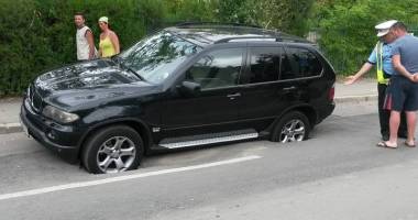 Atenție pe unde circulați! Cum a rămas un șofer cu mașina prinsă în asfalt - 2
