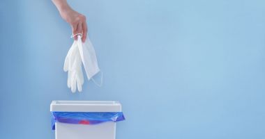 Stire din Social : Atenţie unde aruncaţi măştile şi mănuşile de protecţie!