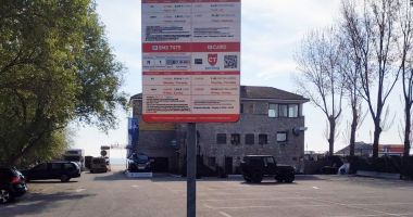 Stire din Social : Atenție unde parcați în Mamaia și Constanța!  Nu mai sunt taxatori, trebuie să plătiți cu sms