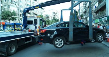 Stire din Social : Atenție unde parcați! Poliția Locală ridică mașini pe bandă rulantă