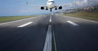 Stire din Actualitate : Un avion cu destinația Cluj a aterizat de urgență după ce a lovit un stol de păsări