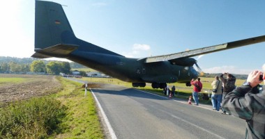 Stire din Diverse : Un avion militar, la un pas de a omorî oamenii aflați pe stradă