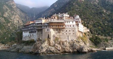 Stire din Actualitate : Focar uriaș de COVID-19 în mănăstirile de pe Muntele Athos