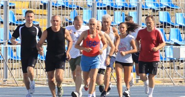 Stire din Sport : Ilie Floroiu, omagiat și aplaudat pentru recordurile sale într-o cursă de 1.000 metri