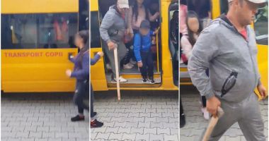 Bărbat cu un topor în mână, filmat în microbuzul plin, destinat elevilor