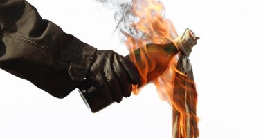 Stire din Eveniment : Au ajuns după gratii după ce au incendiat o casă  de schimb valutar