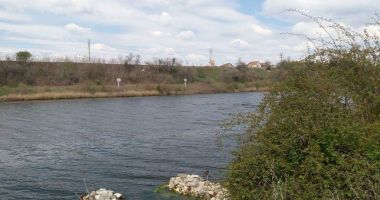 Gunoaie aruncate pe malul Canalului Poarta Albă - Midia. Clubul NUBA, vinovat? - 2