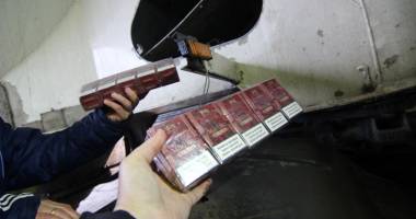 Stire din Eveniment : Au ascuns sute de baxuri cu țigări de contrabandă în… autocisternă